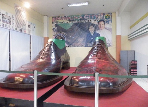 71409200_world_largest_shoes_1.jpg